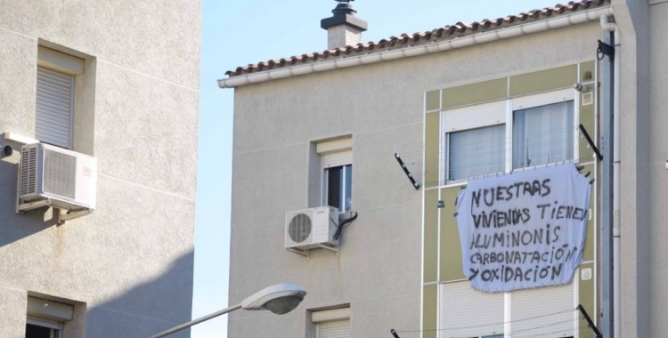 Pancartes als Merinals per denunciar l'estat dels pisos | Roger Benet