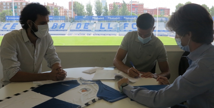 Adri Cuevas, signant el contracte de renovació amb el Sabadell | CE Sabadell