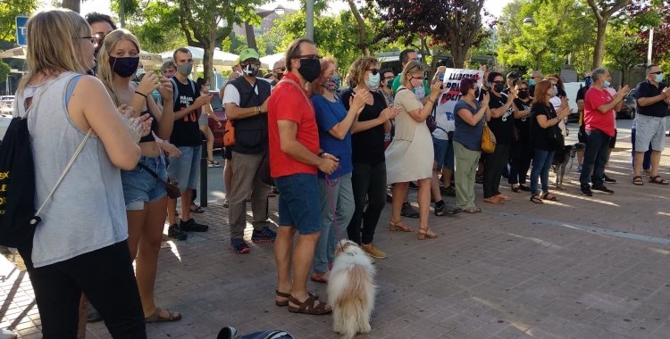 Una cinquantena de persones es manifesten en contra de les condemnes pel sabadellenc Elgio i per Pablo Hasel | Helena Molist