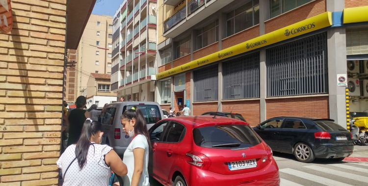 Cues de fins a dues hores a l'oficina de Correus de La Creu Alta | Pere Gallifa