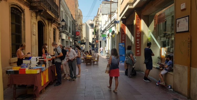 Parada de Sant Jordi de la Llar del Llibre al carrer Sant Antoni