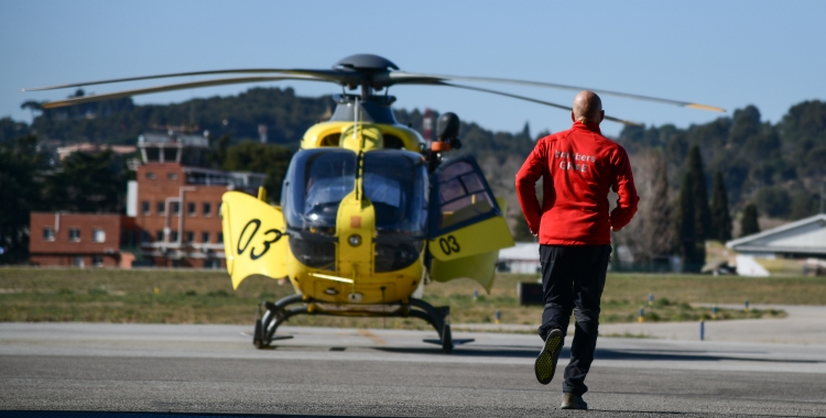 Un helicòpter i un agent del GRAE a l'aeroport de Sabadell/ Roger Benet