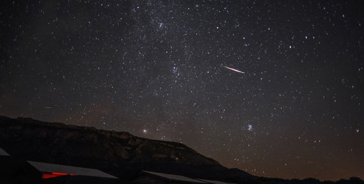 Un meteor dels Perseids creuant la volta del cel de nit | Manel Martín