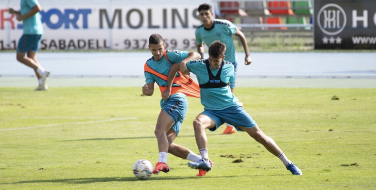 Guruzeta i Undabarrena lluitant per una pilota a l'entrenament d'avui a Sant Oleguer | Roger Benet