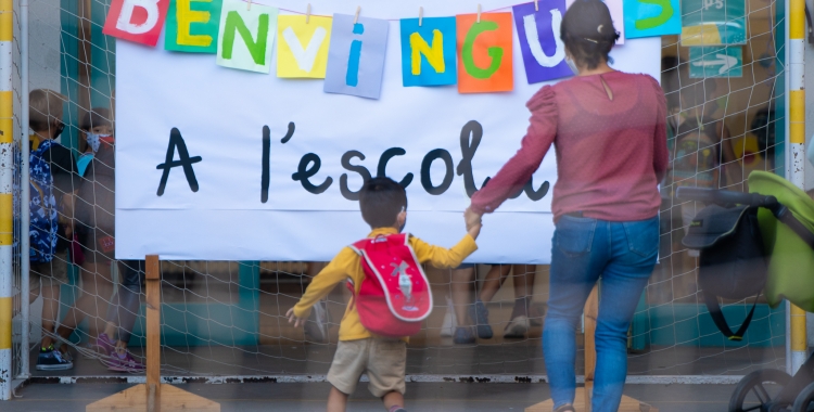 Nens a l'entrada de l'escola, aquest matí/ Roger Benet