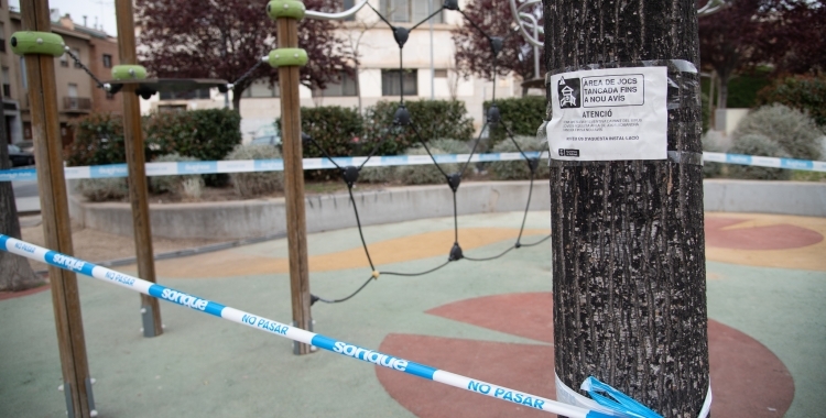 Imatge del parc infantil de la plaça de La Creu Alta | Roger Benet