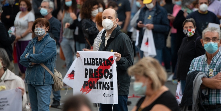 Centenars de persones rebutgen a Sabadell la sentència d'inhabilitació del president de la Generalitat  | Roger Benet