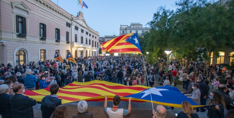 Aquest dilluns a dos quarts de vuit del vespre s'ha fet un acte de protesta contra la inhabilitació del president de la Generalitat | Roger Benet