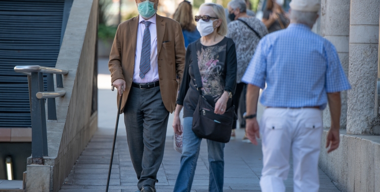 Persones grans caminant pel Passeig/ Roger Benet