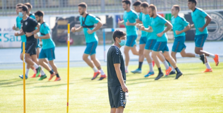 Hidalgo, amb els jugadors de fons en un entrenament a Sant Oleguer | Roger Benet