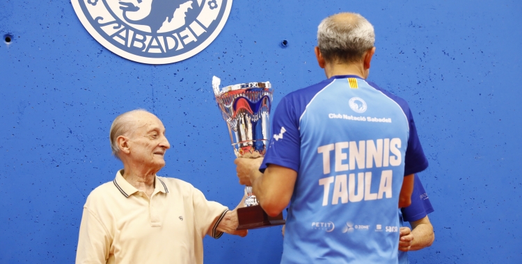 Santi Vidal lliurant el trofeu de guanyador de l'any passat a Pere Weisz | CNS TT