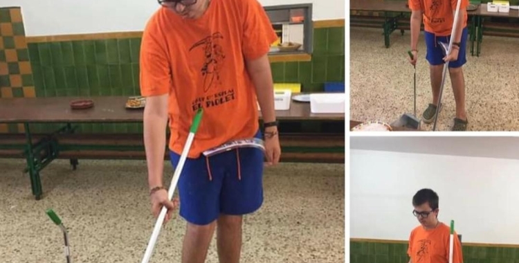 Els pares de l'Andreu, un jove de 21 anys que pateix autisme profund, reclamen a la Generalitat la plaça que necessita  