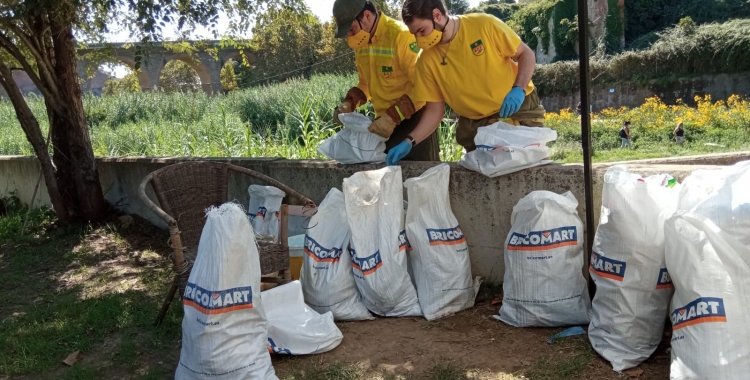 Dos membres de l'ADF reciclant el material trobat al Ripoll | Helena Molist