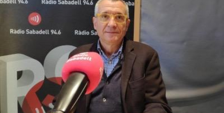 Josep Maria Benaul, als estudis de Ràdio Sabadell/ Arxiu
