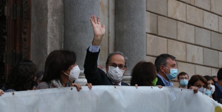 El president inhabilitat de la Generalitat Quim Torra, saluda a la sortida del Palau de la Generalitat el 28 de setembre | ACN
