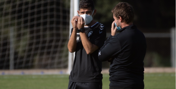 Antonio Hidalgo conversa amb Ignasi Salafranca en un entrenament | Roger Benet