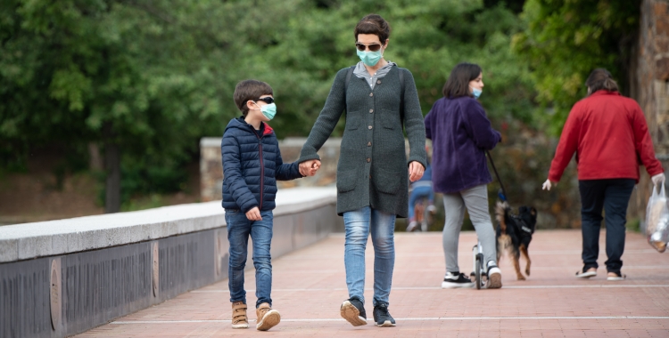 Dos sabadellencs passegen pel Parc Catalunya durant l'estat d'alarma | Roger Benet