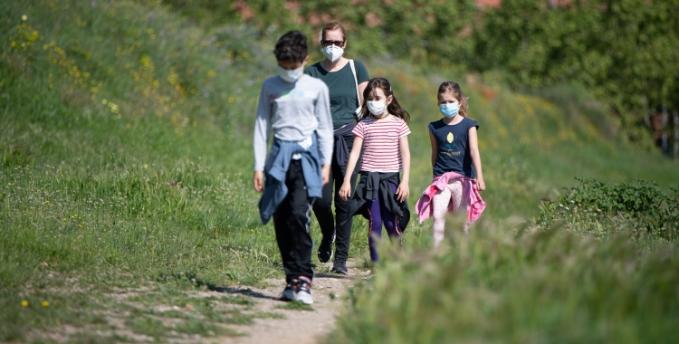 Una família passejant pel Parc Catalunya durant l'estat d'alarma | Roger Benet