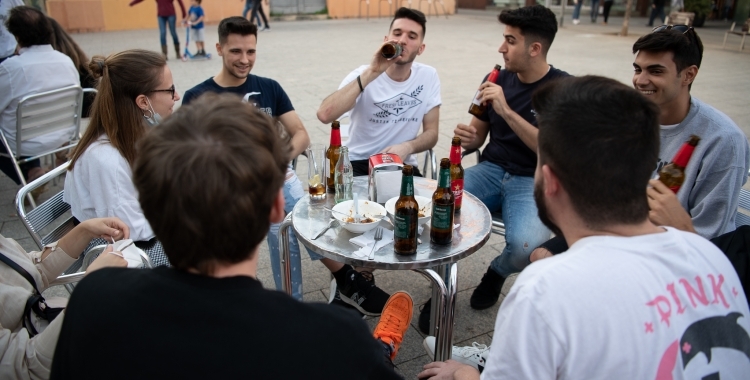 Imatge d'un grup de joves consumint en una terrassa | Roger Benet