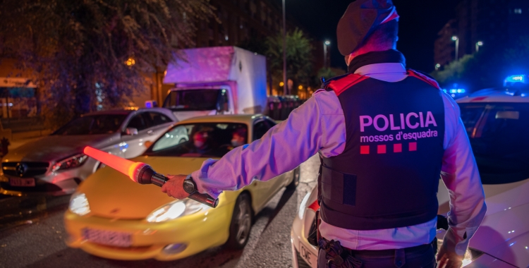 Un agent dels Mossos, durant un control del toc de queda/ Roger Benet