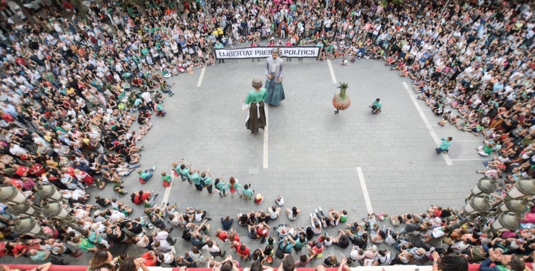 Els gegants ballant durant la Festa Major | Roger Benet