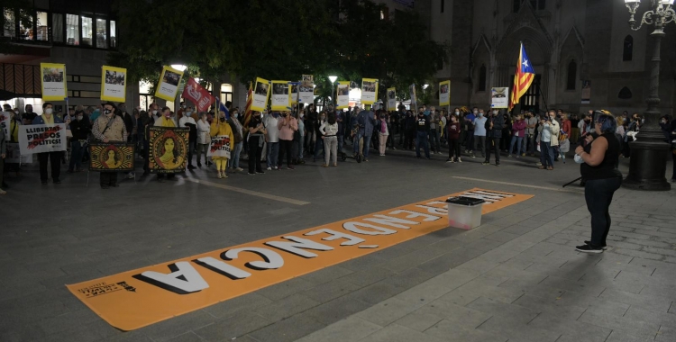 Concentració a la plaça Sant Roc en commemoració de l'1 d'octubre | Roger Benet