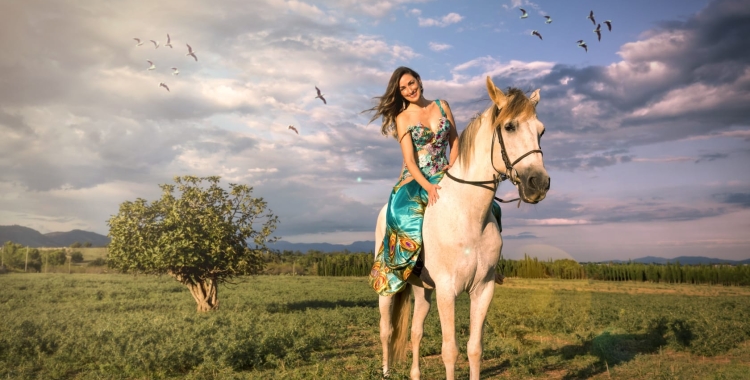 Yasmina Larts, professora dansa del ventre: "Una de les coses positives de les classes virtuals és que ara tinc un centenar d' alumnes llatinoamericanes" 