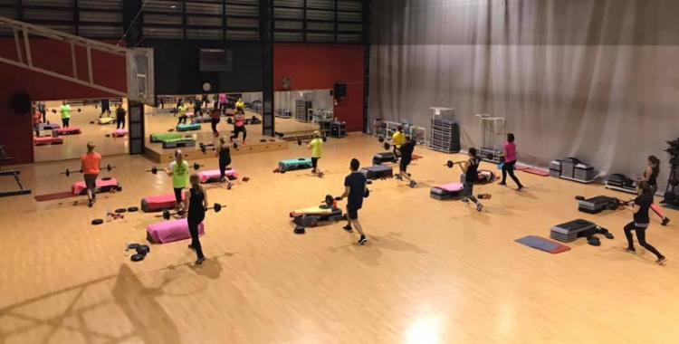 Una classe de fitness del gimnàs municipal/ Gimnàs municipal de Sabadell