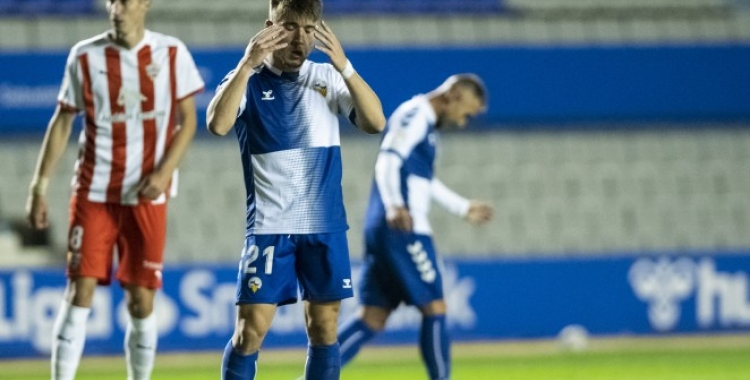 Aarón Rey es lamenta en el Sabadell-Almería de dijous passat | Marc González Alomà - CES