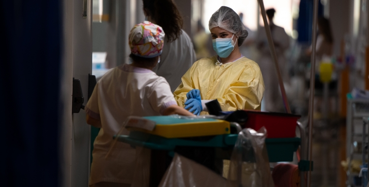 Dues sanitàries treballant a la zona Covid de l'Hospital Parc Taulí | Roger Benet 