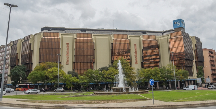 Exterior de la seu de Banc Sabadell a la ciutat/ Roger Benet