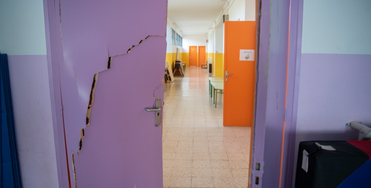 Imatge d'una de les portes esbotzades a l'Escola Joan Maragall | Roger Benet