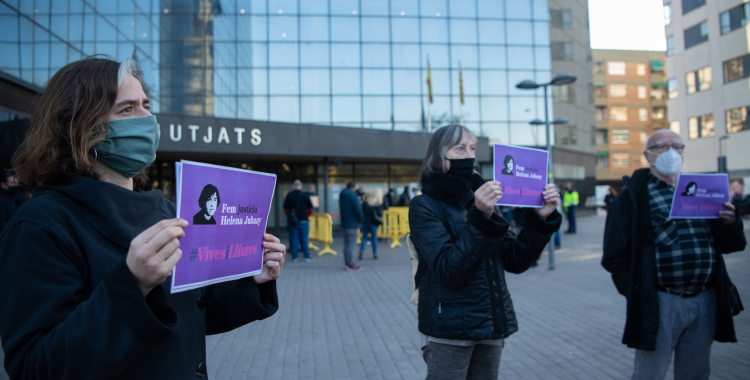 Concentració d'aquest matí als Jutjats de Sabadell/ Roger Benet