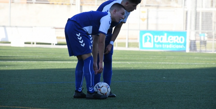 Gabriel Gausachs a punt de picar la falta que donaria l'empat pel CES | @FutBaseCES