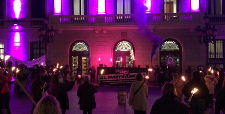 Unes 300 persones segueixen la marxa de torxes del Dia Internacional Contra la Violència Masclista | Ràdio Sabadell 