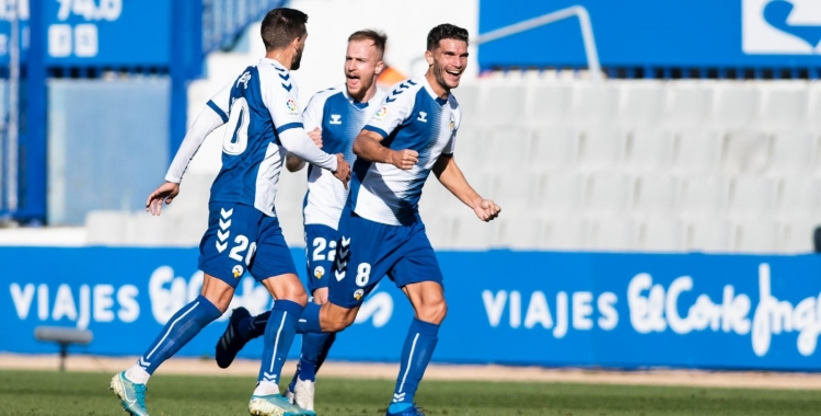 Cuevas celebra el primer dels dos gols de la tarda | CES