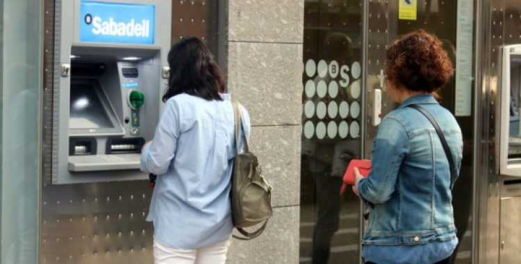 Imatge d'un caixer de Banc Sabadell/ ACN