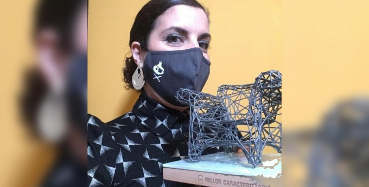 Núria Llunell, amb el premi Butaca a millor caracterització i la mascareta de 'Pura Ceba' | Cedida