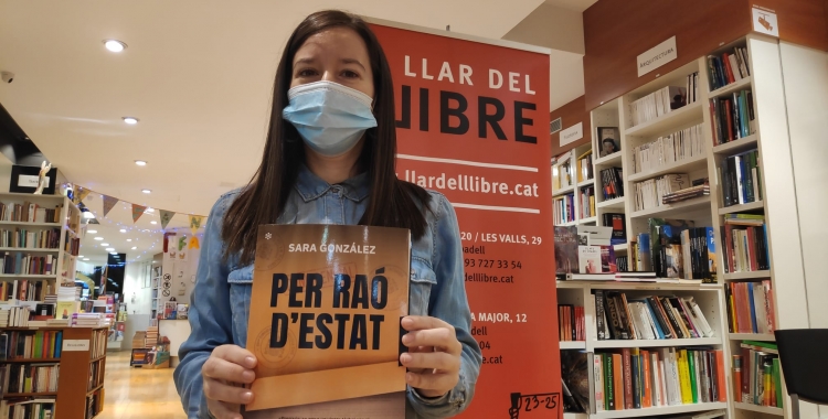 Sara González ha presentat a Sabadell 'Per raó d'estat' a La llar del llibre | Pau Duran