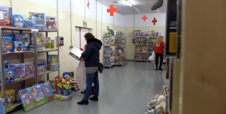 La 'botiga' de la Creu Roja ja funciona a Fira Sabadell/ Roger Benet