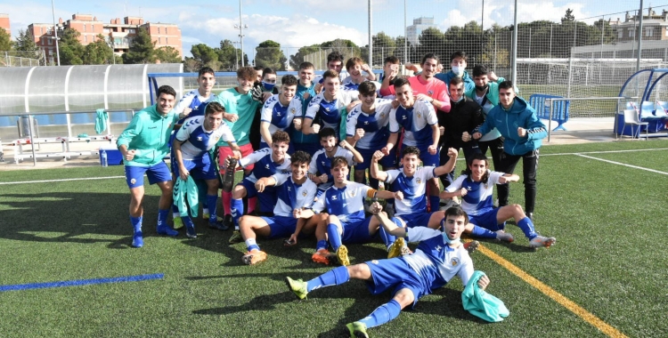 Celebració a la plantilla arlequinada després de la gran victòria d'avui | FutBaseCES