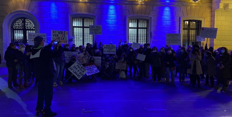 Socis i treballadors del Gimnàs Municipal es manifesten a Sant Roc contra el tancament | Mariona Córdoba 