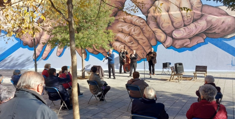 Mural dedicat a la gent gran, a la plaça del Gas/ Karen Madrid