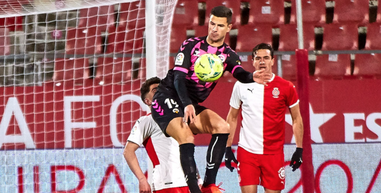 Guruzeta, en una acció amb Monchu | Girona FC