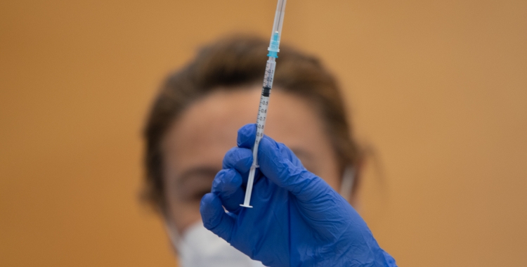 Imatge d'una dosi de la vacuna Pfizer contra la Covid-19 | Roger Benet