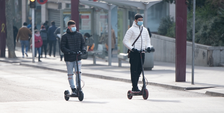 Els patinets elèctrics no poden anar per la vorera ni circular a més de 25 km/h