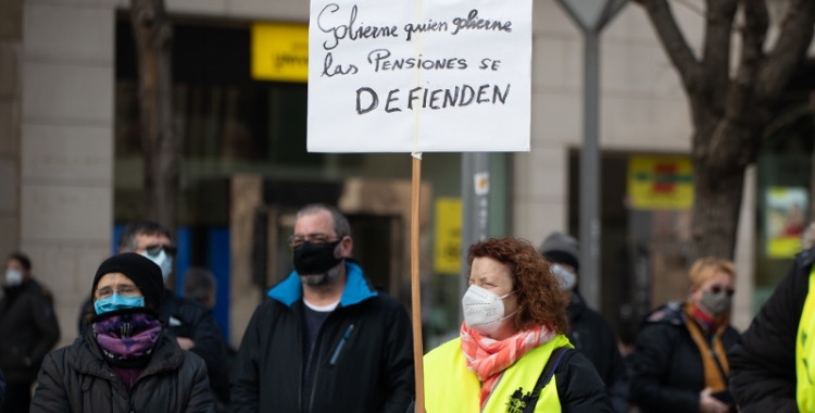 Manifestants de la concentració en defensa de les pensions a la plaça Sant Roc/ Roger Benet