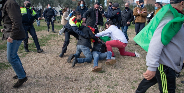 Un moment de l'agressió d'aquest matí | Roger Benet 