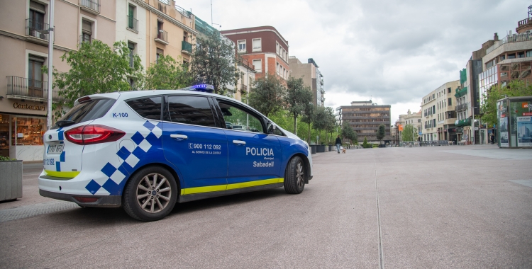 Una patrulla de la Policia Municipal al Passeig de la Plaça Major | Roger Benet