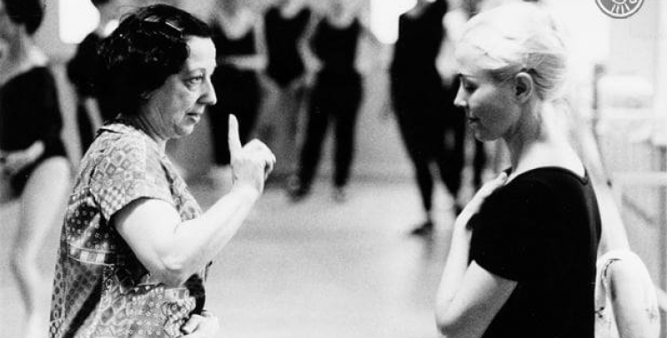 Carme Mechó rep instruccions de Nina Belikova, la professora de dansa del mètode Vaganova, durant un seminari internacional de dansa, a Copenhagen. 1969. | AHS 